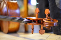 Violine-liegend-A-Koch